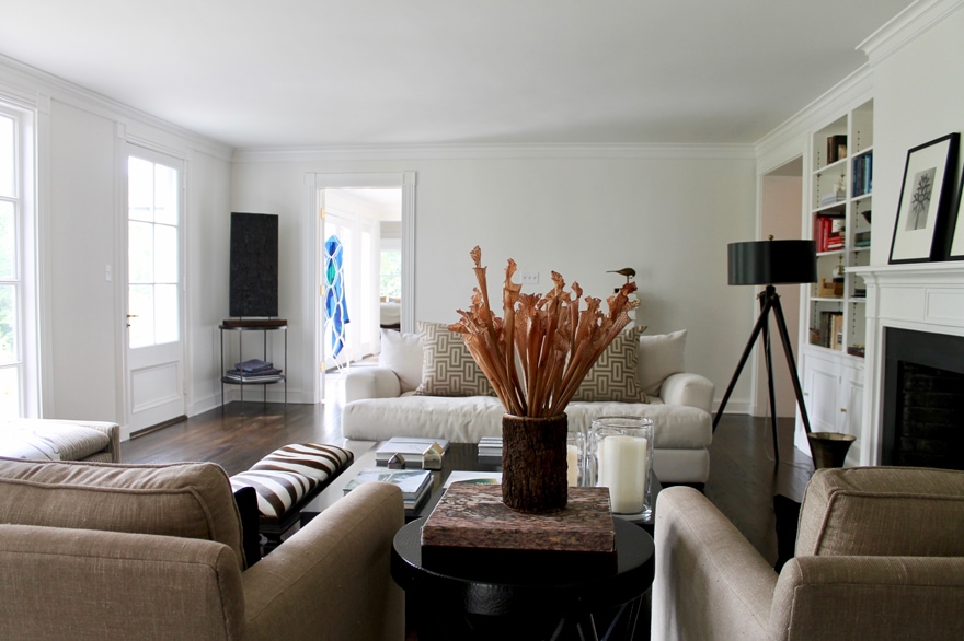 Modern-traditional-living-room-art-display