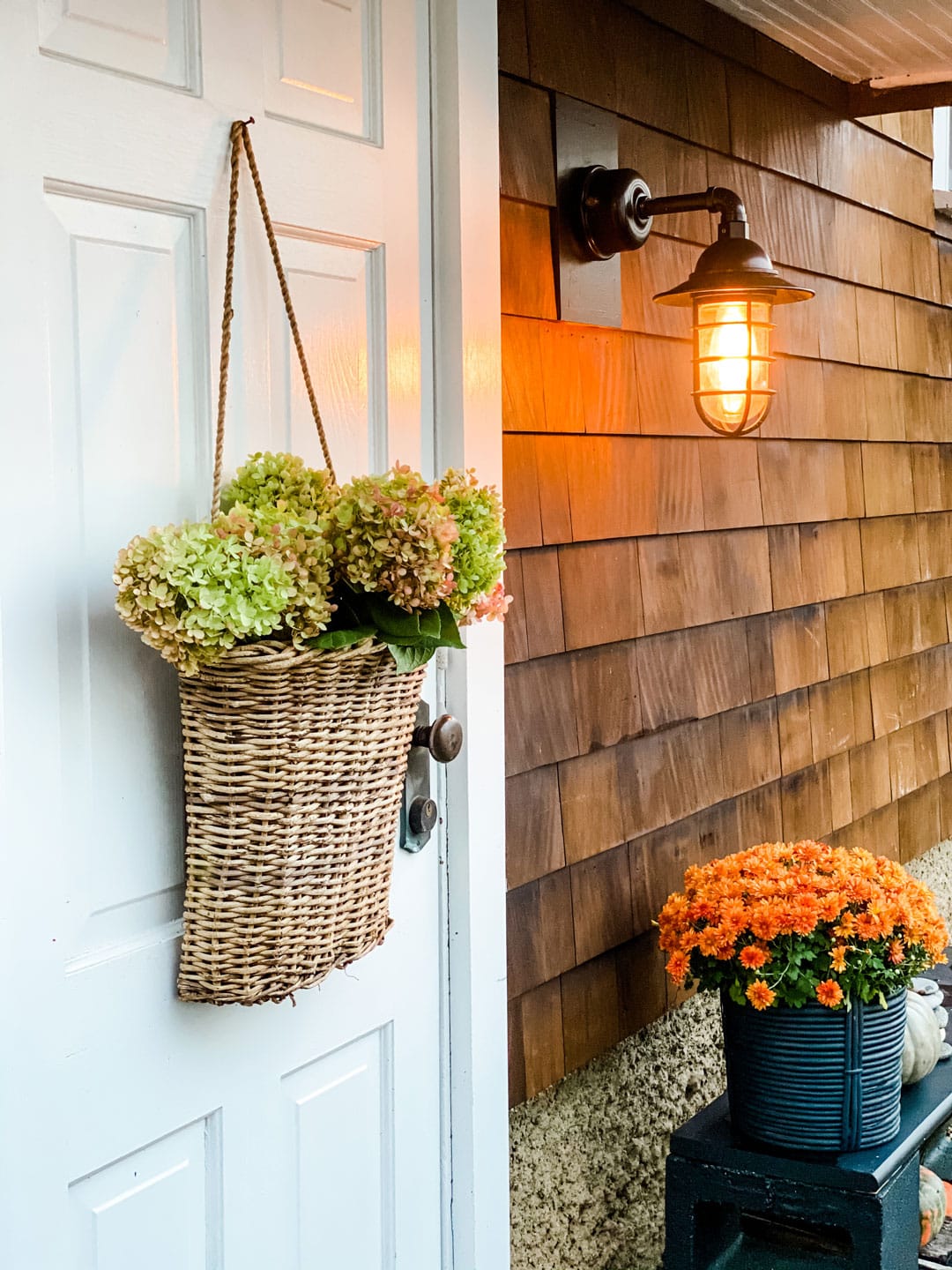Lifestyle Blogger Annie Diamond shares her fall decor for her side door of her New England home. 