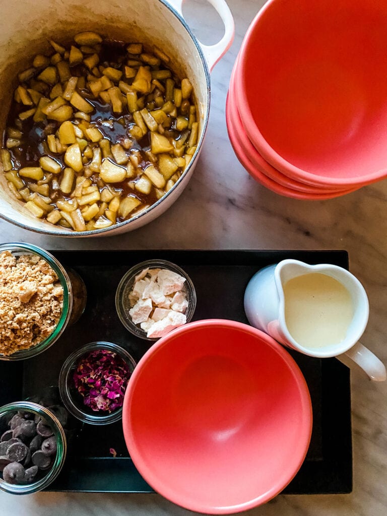 Everything for Humble Crumble has been prepared and is ready to put it all together to create a unique and wonderful British dessert.