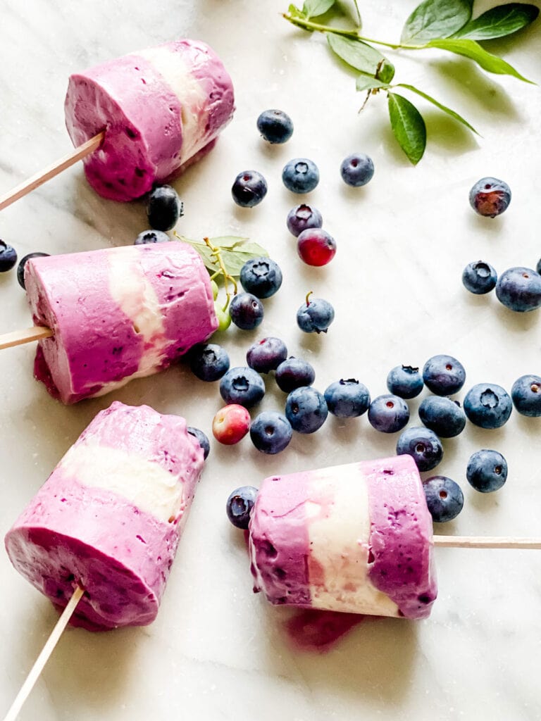 creamy popsicles with blueberries