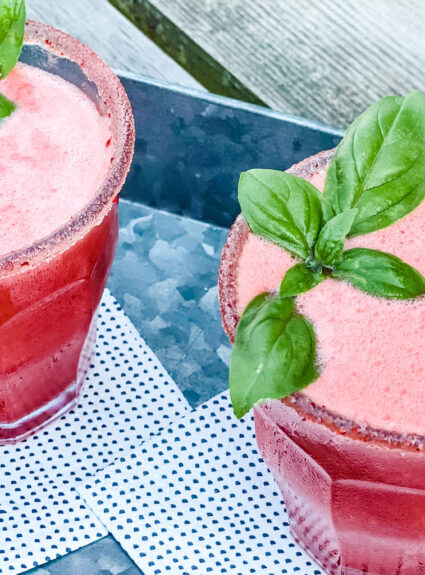 How to Make a strawberry lemonade with fresh basil
