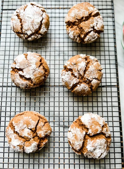 A simple recipe for gingerbread crinkle cookie