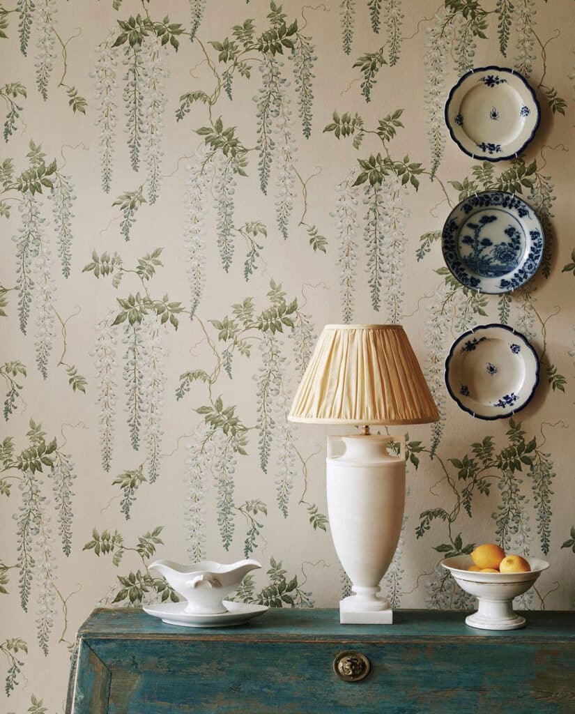 Displaying Plates on the Wall with wallpaper and lamp 
