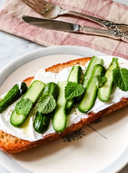 A tartine based on a dip with Labneh and Za’atar