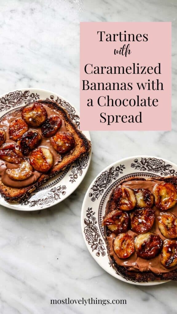 Tartines with caramelized bananas and chocolate spread are served on small plates.