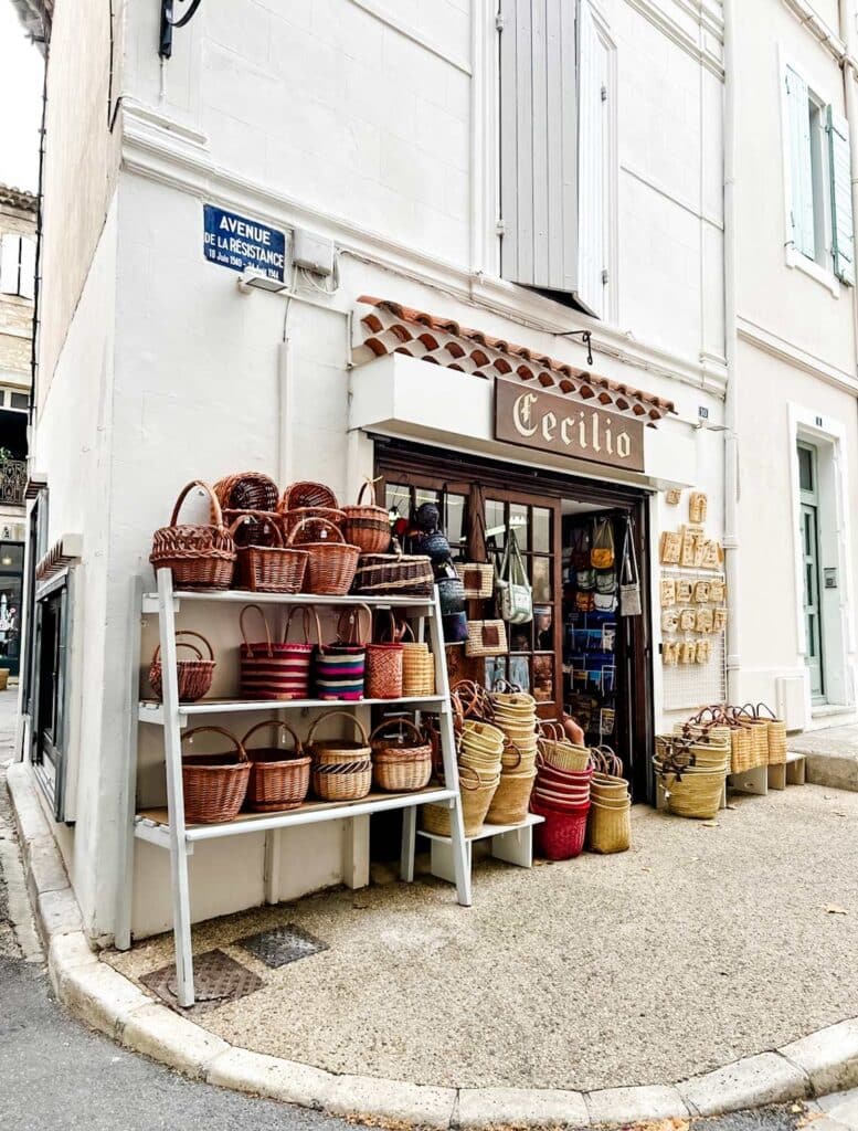Cecilio is a shop that specializes in products and goods from the Provence Region of France. In front of the shop are baskets in various sizes and shapes.