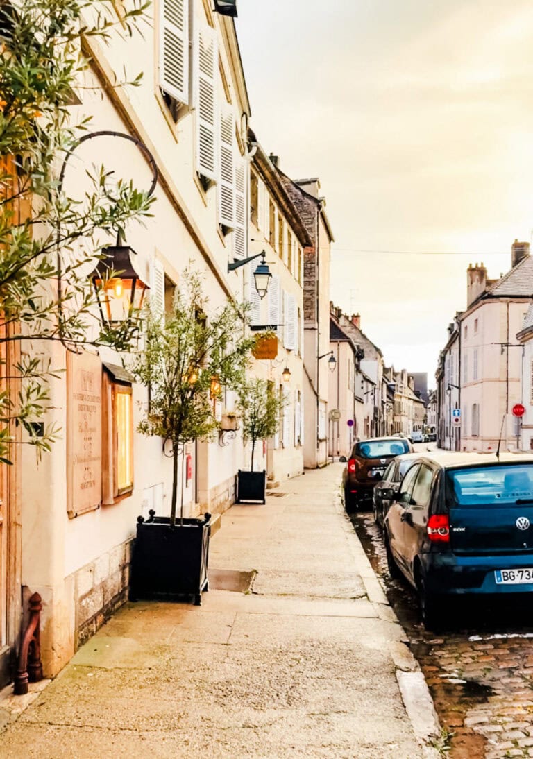 A cobblestone street runs in front of the Hotel des Tonneliers.