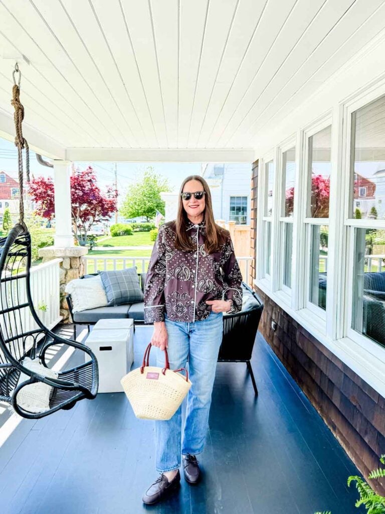 Woman wearing bandna short and light worn in jeans.